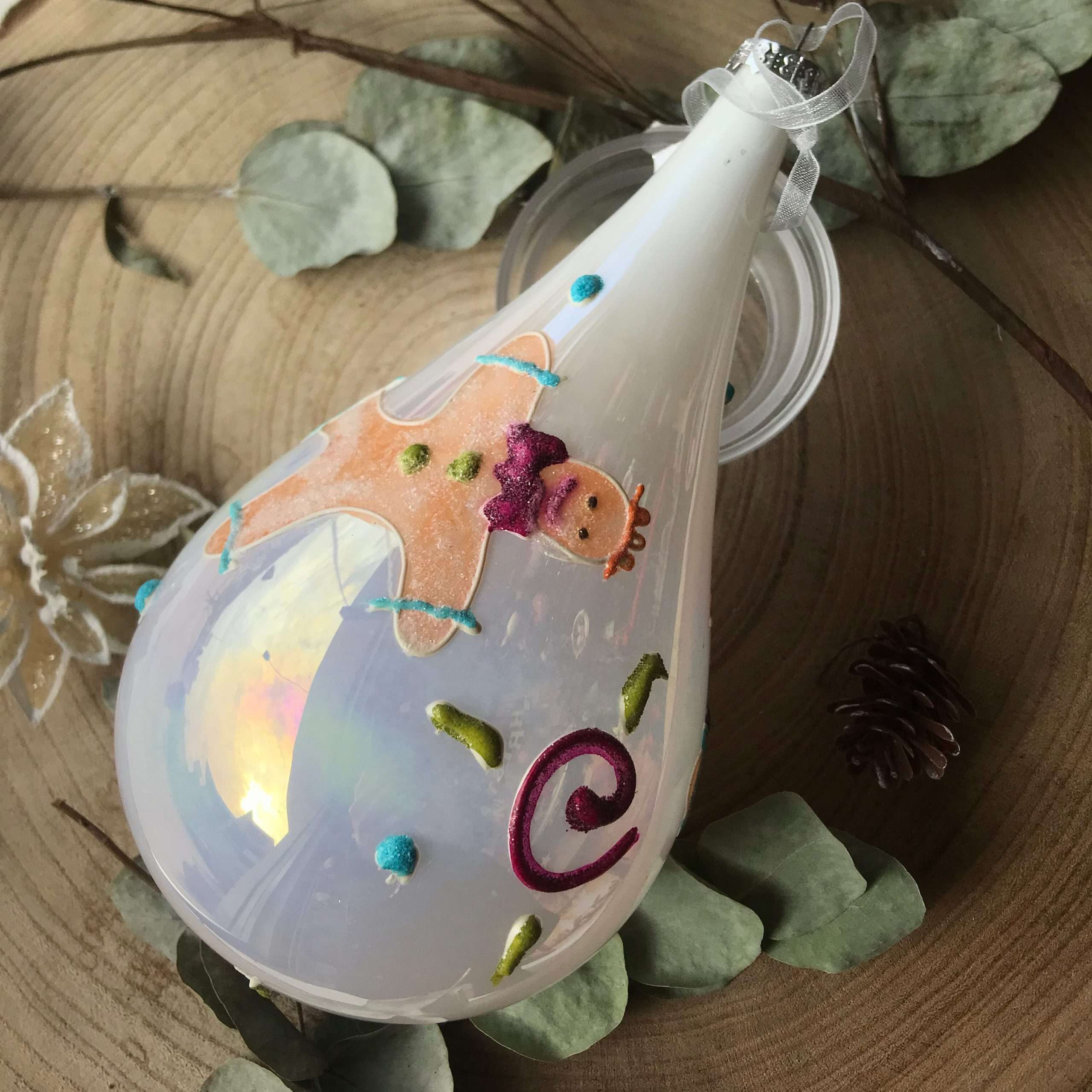 Pallina Natalizia Goccia in Vetro Bianco Perla con Ginger Bread - immagine 2