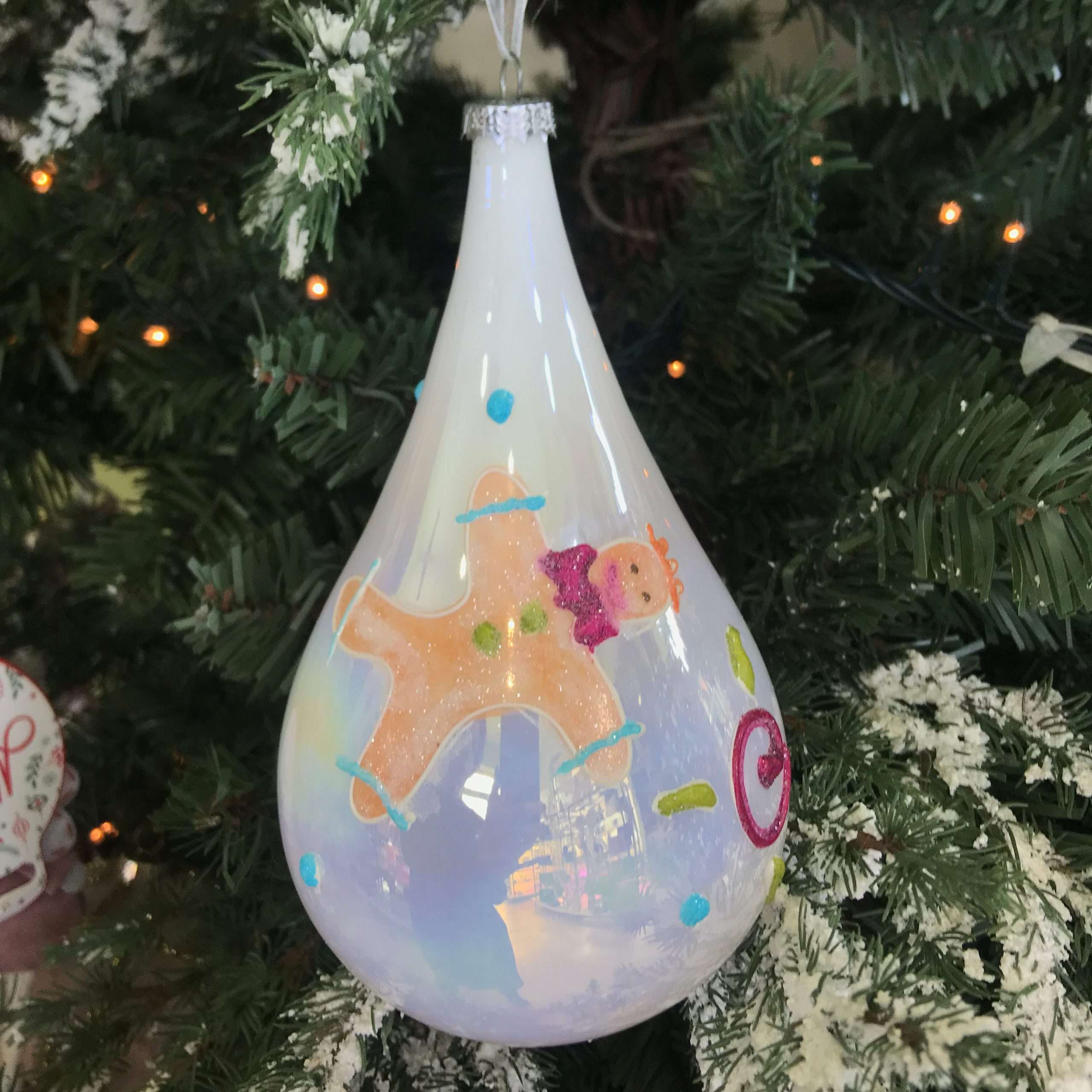Pallina Natalizia Goccia in Vetro Bianco Perla con Ginger Bread - immagine 3